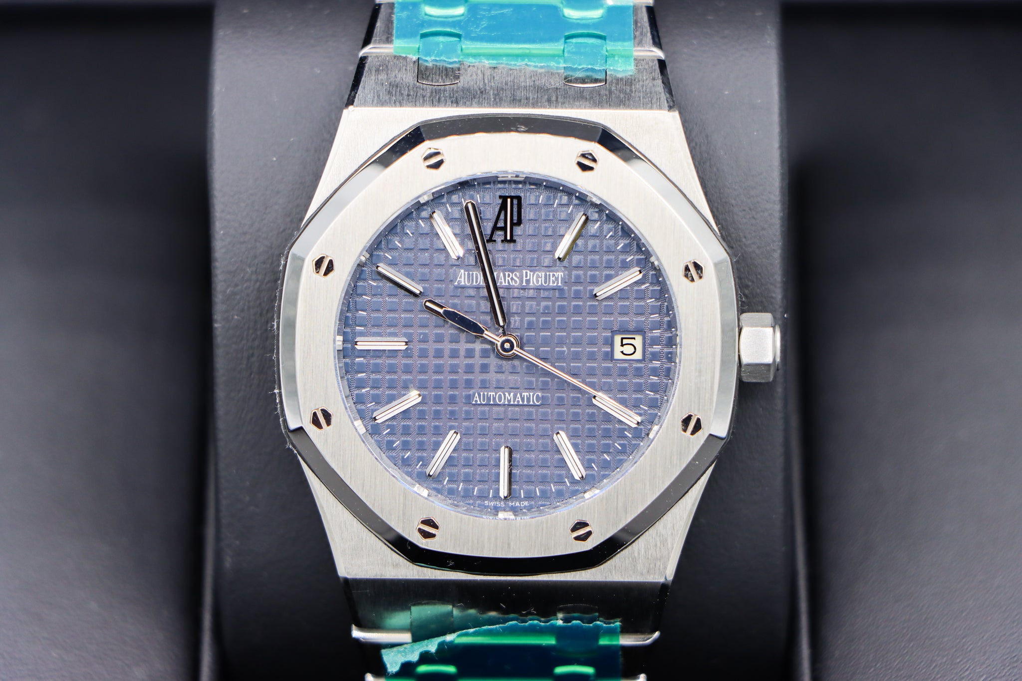 Audemars Piguet | Royal Oak | 15400ST.OO.1220ST.03 Closeup in box