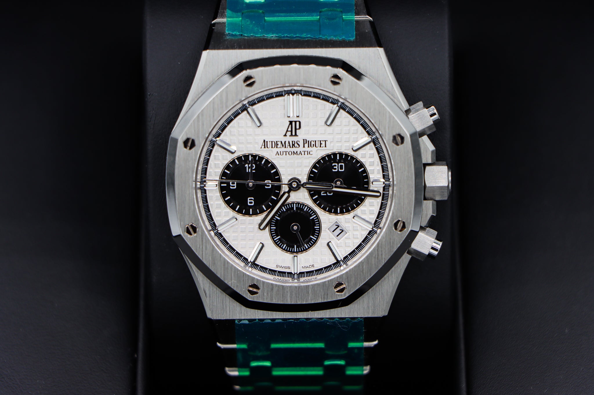 Audemars Piguet | Royal Oak Chronograph Panda | 26331ST.OO.1220ST.03 Closeup in box