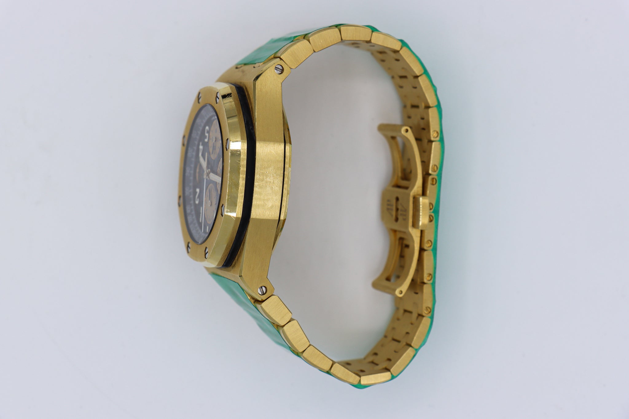 Audemars Piguet | Royal Oak Offshore Chronograph | 26470BA.OO.1000BA.01 Side picture of side of watch