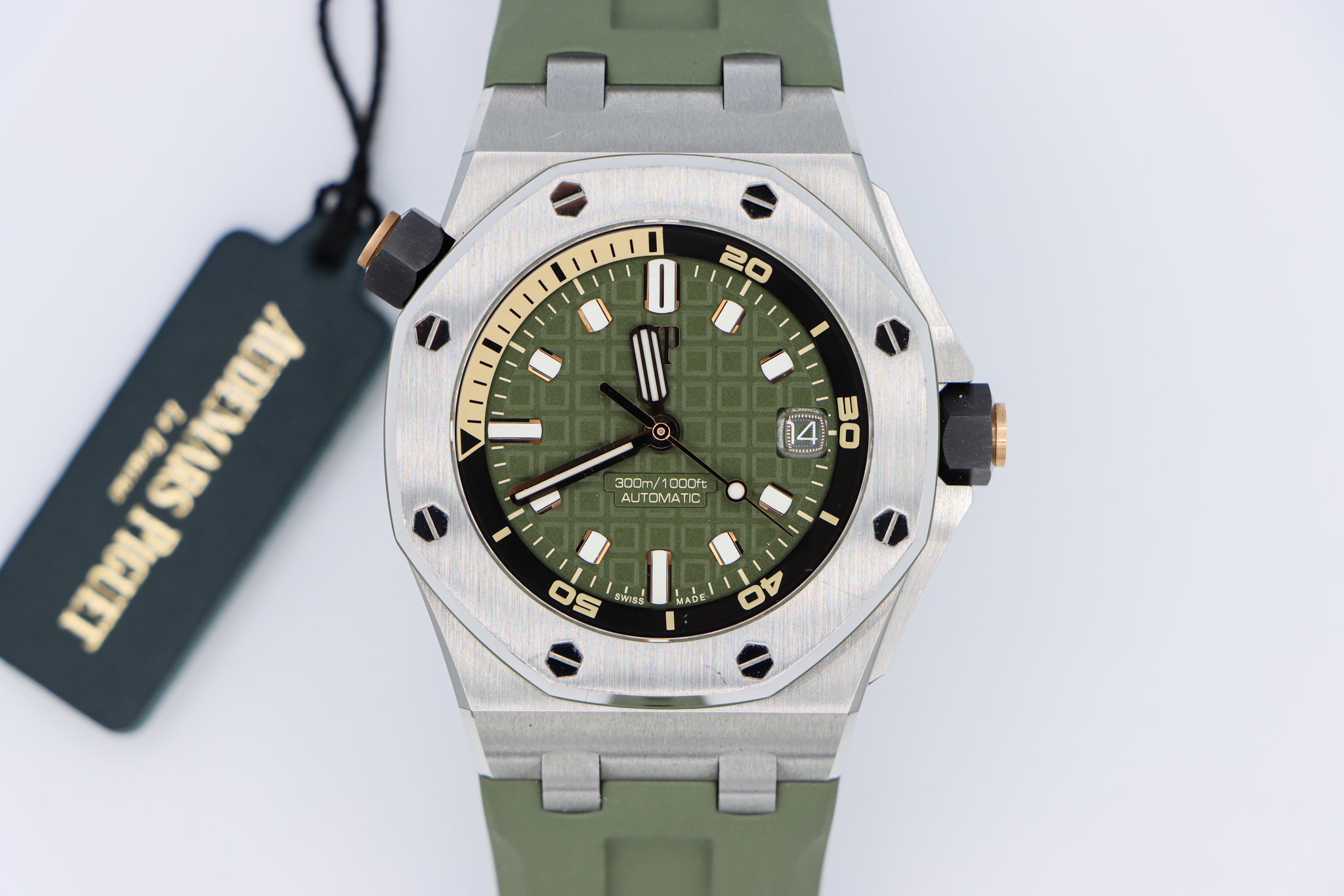 Audemars Piguet | Royal Oak Offshore Diver | 15720ST.OO.A052CA.01 Close Up