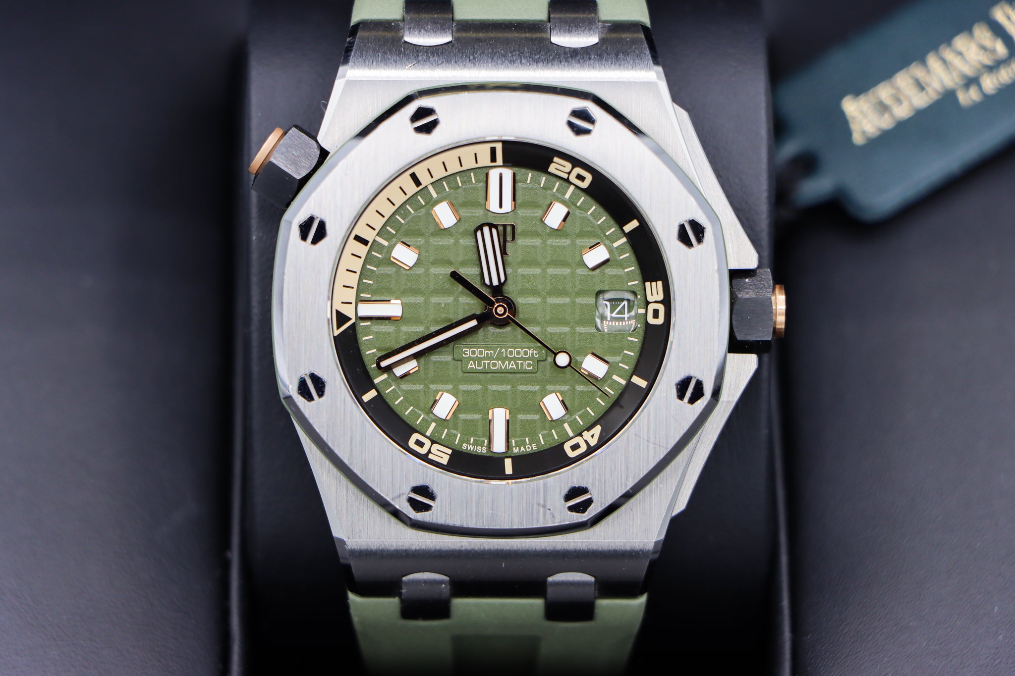 Audemars Piguet | Royal Oak Offshore Diver | 15720ST.OO.A052CA.01 Close up in box