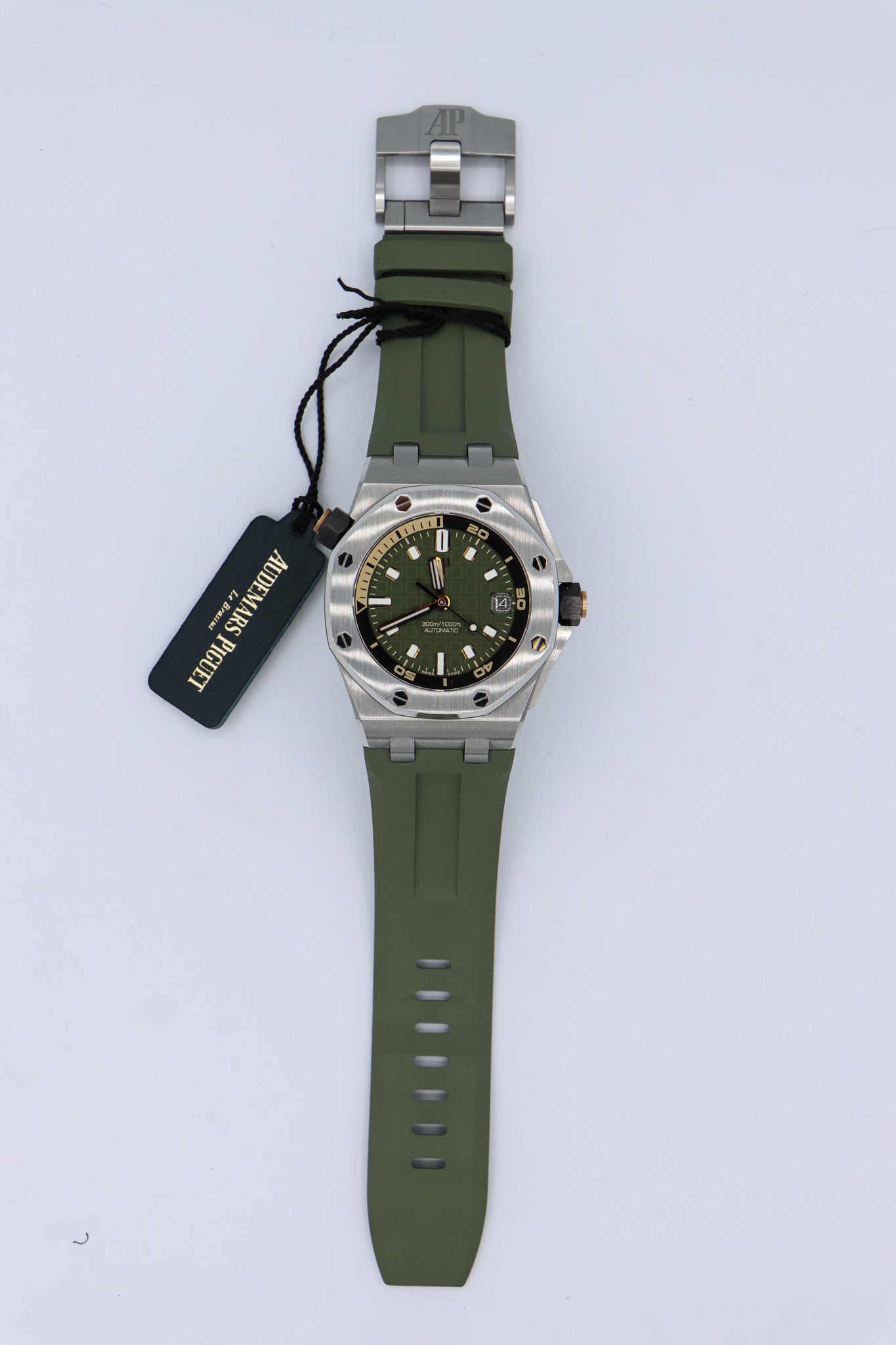 Audemars Piguet | Royal Oak Offshore Diver | 15720ST.OO.A052CA.01 Vertical