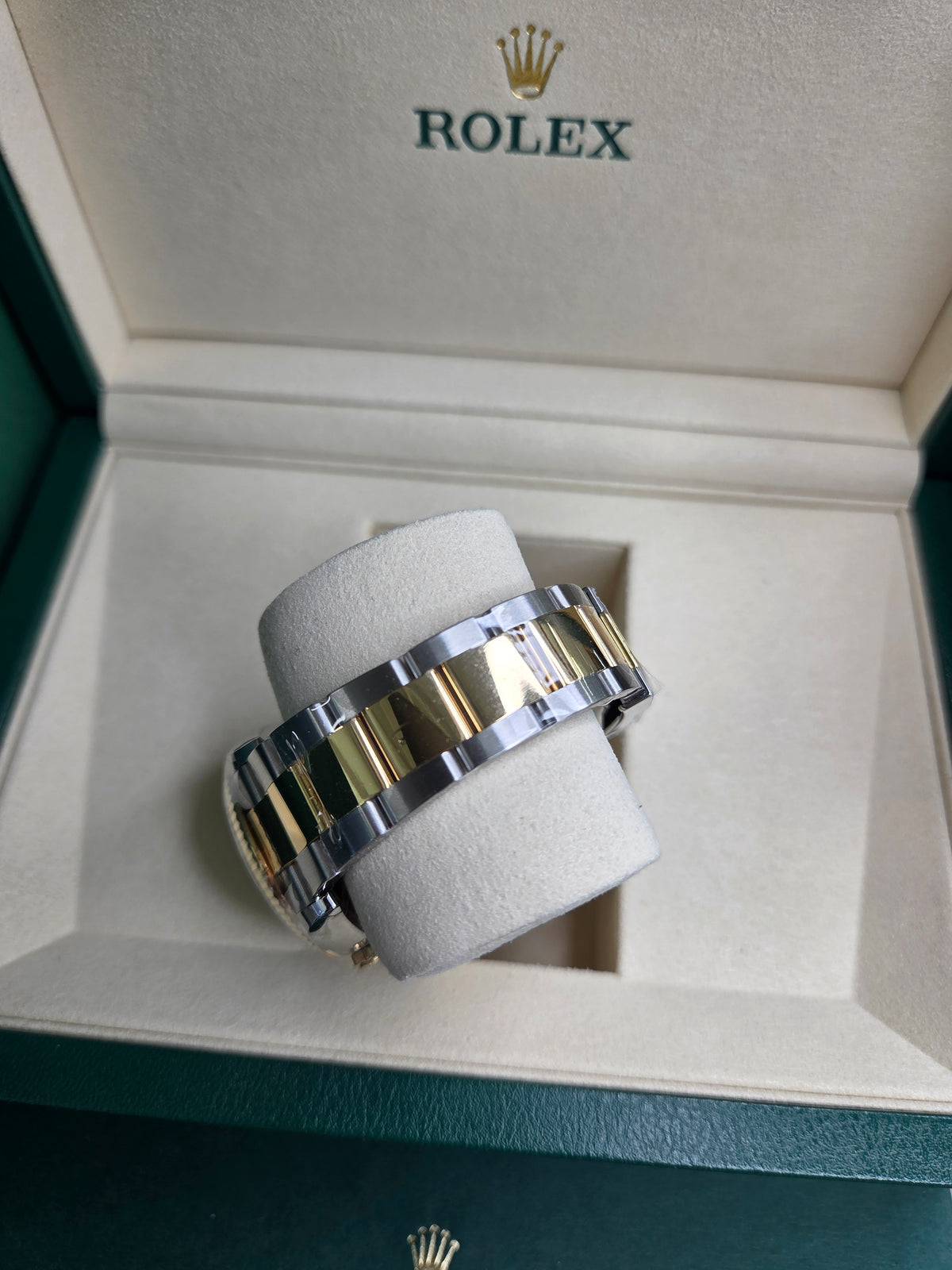 Rolex Datejust 36mm – Two‑Tone Yellow Gold & Stainless Steel – White Roman Dial – Fluted Bezel – Oyster Bracelet – 126233