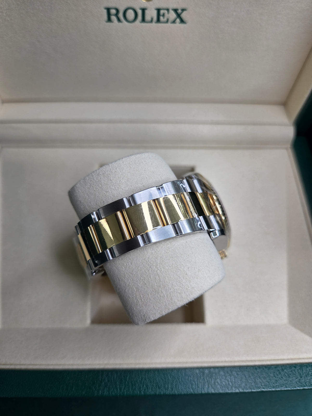 Rolex Datejust 36mm – Two‑Tone Yellow Gold & Stainless Steel – White Roman Dial – Fluted Bezel – Oyster Bracelet – 126233