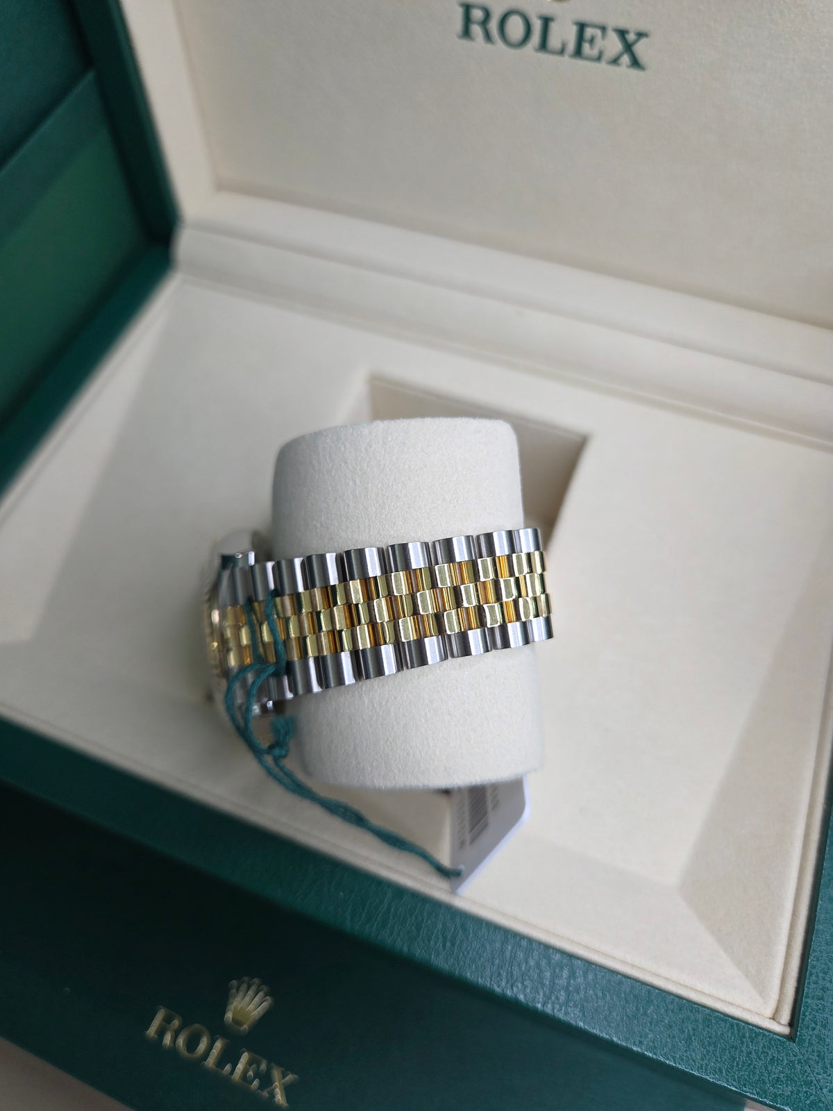 Rolex Datejust 36mm – Two‑Tone Yellow Gold & Stainless Steel – White Roman Dial – Fluted Bezel – Jubilee Bracelet – 126233