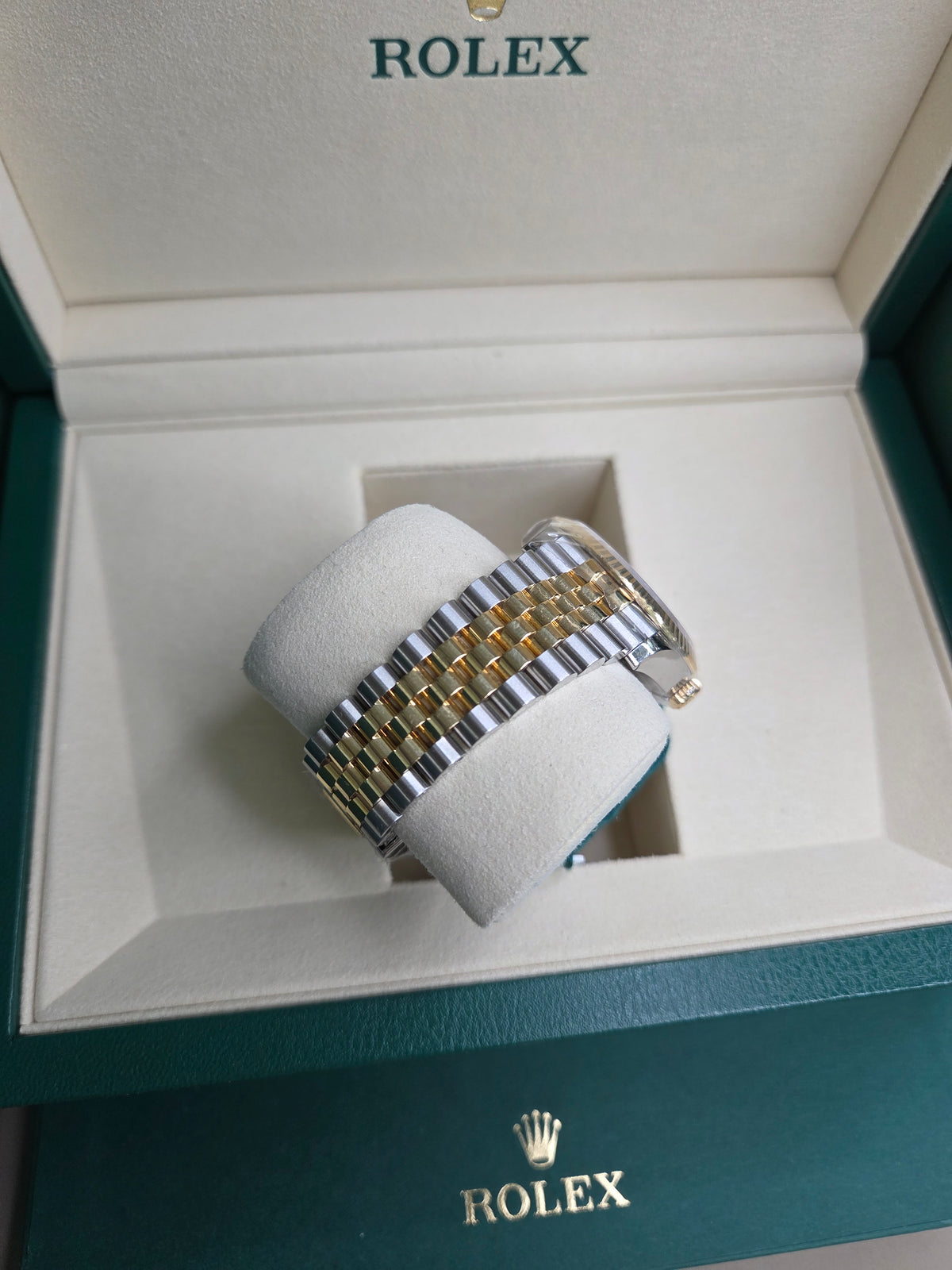 Rolex Datejust 36mm – Two‑Tone Yellow Gold & Stainless Steel – White Roman Dial – Fluted Bezel – Jubilee Bracelet – 126233