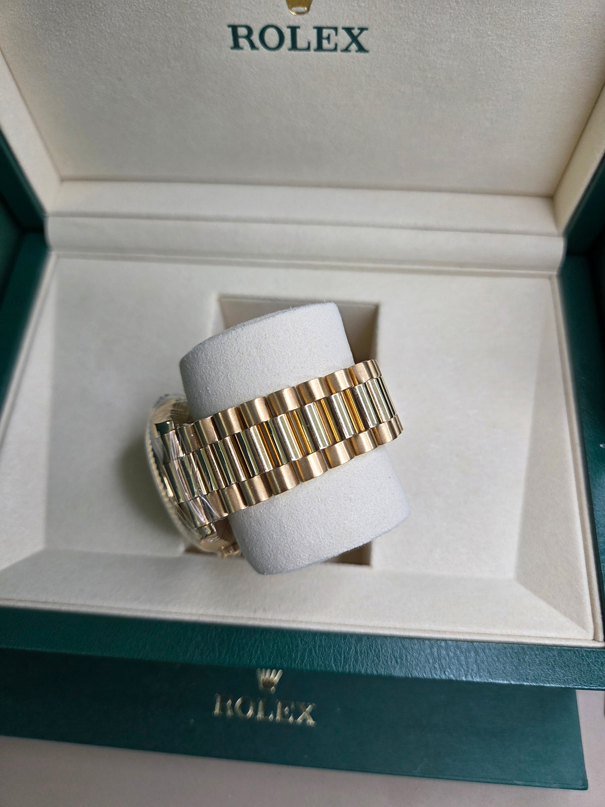 Rolex Day-Date 40mm – Yellow Gold – Champagne Diamond Dial – Fluted Bezel – President Bracelet – 228238