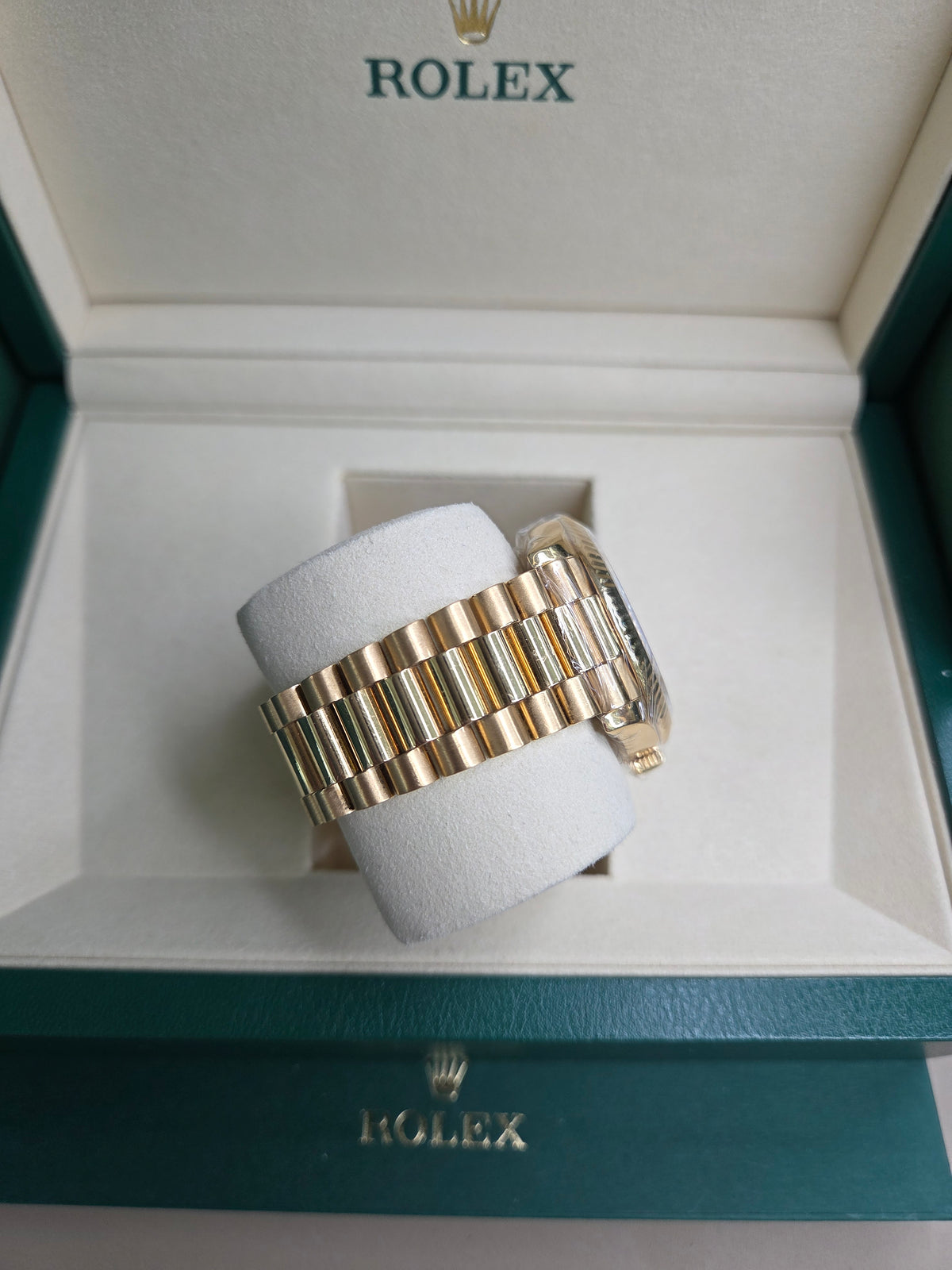 Rolex Day-Date 40mm – Yellow Gold – Champagne Diamond Dial – Fluted Bezel – President Bracelet – 228238