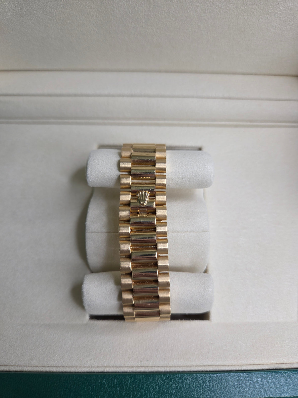 Rolex Day-Date 40mm – Yellow Gold – Champagne Diamond Dial – Fluted Bezel – President Bracelet – 228238