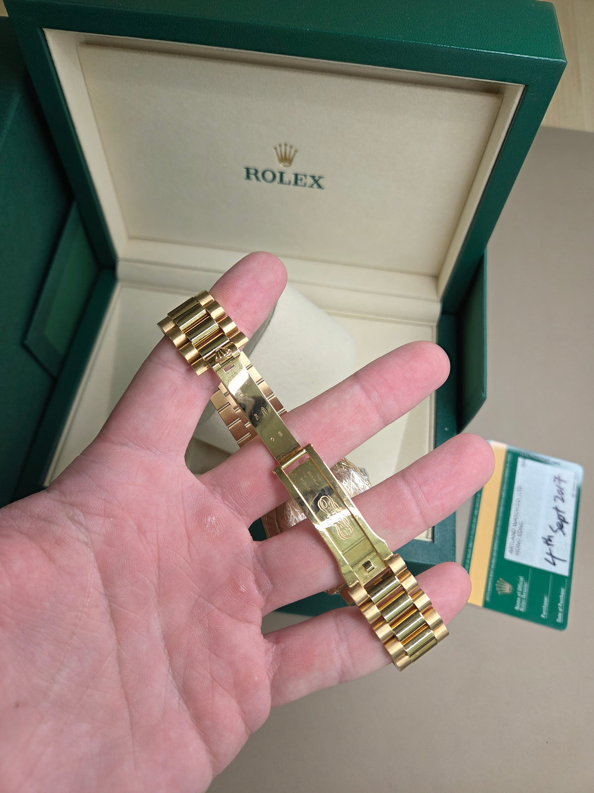 Rolex Day-Date 40mm – Yellow Gold – Champagne Diamond Dial – Fluted Bezel – President Bracelet – 228238