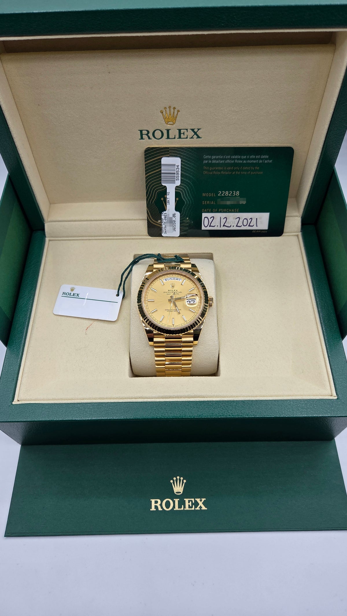 Rolex Day-Date 40mm – Yellow Gold – Champagne Dial – Fluted Bezel – President Bracelet – 228238