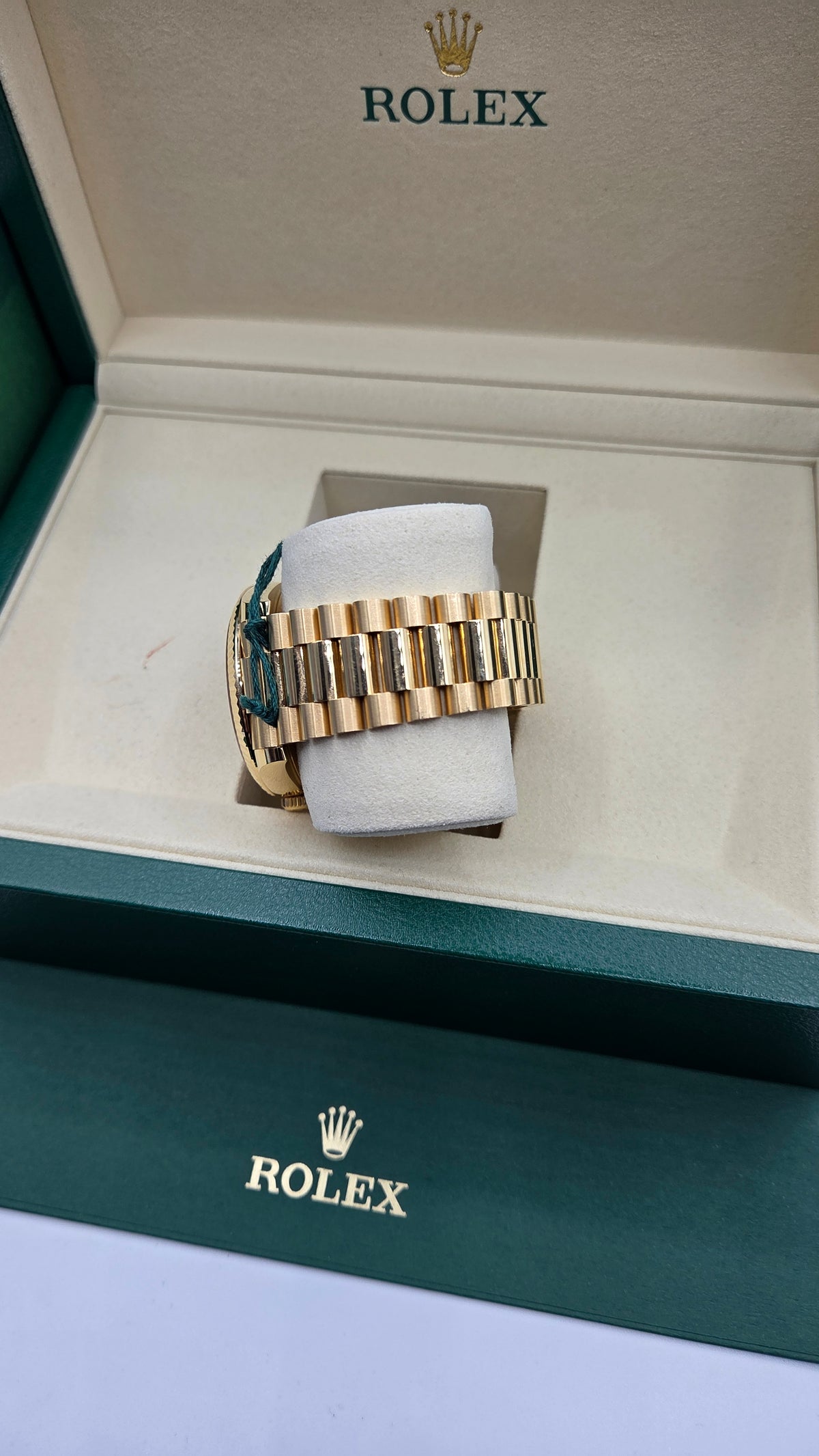Rolex Day-Date 40mm – Yellow Gold – Champagne Dial – Fluted Bezel – President Bracelet – 228238