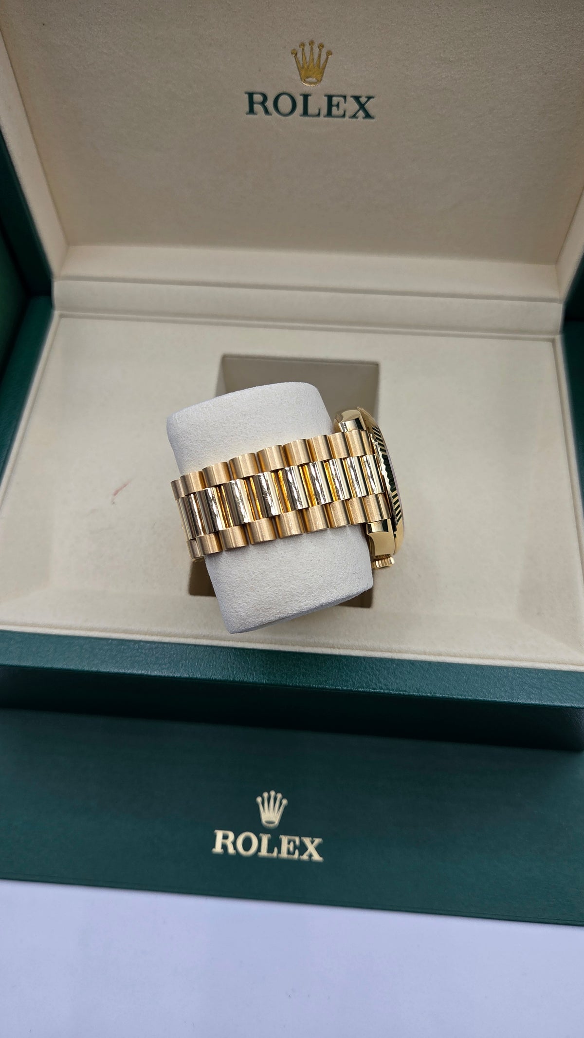 Rolex Day-Date 40mm – Yellow Gold – Champagne Dial – Fluted Bezel – President Bracelet – 228238