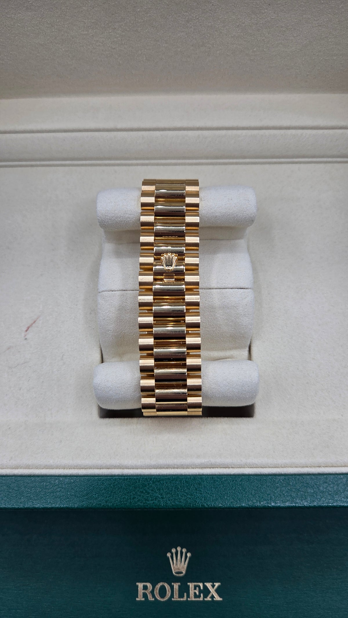 Rolex Day-Date 40mm – Yellow Gold – Champagne Dial – Fluted Bezel – President Bracelet – 228238