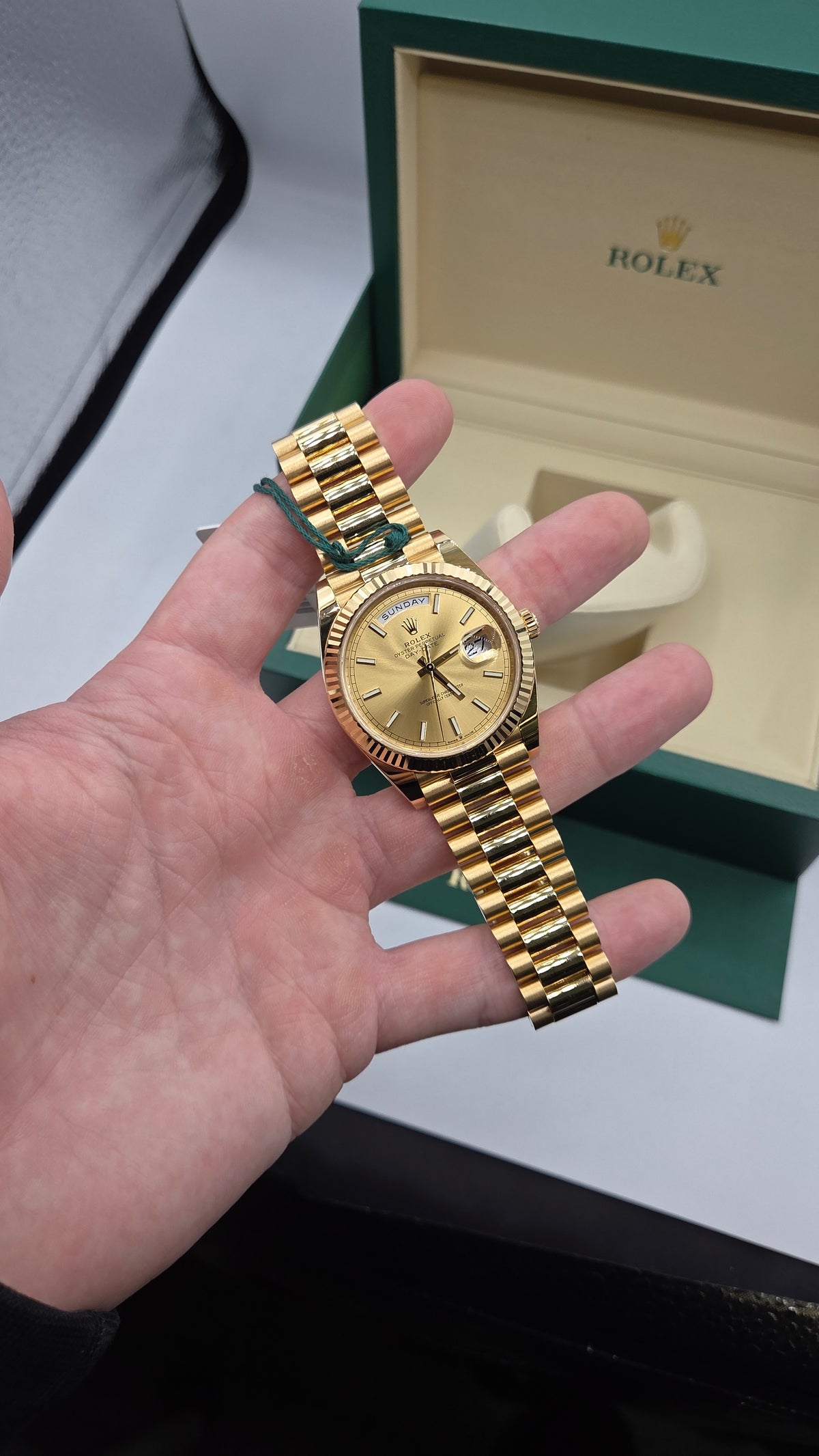 Rolex Day-Date 40mm – Yellow Gold – Champagne Dial – Fluted Bezel – President Bracelet – 228238