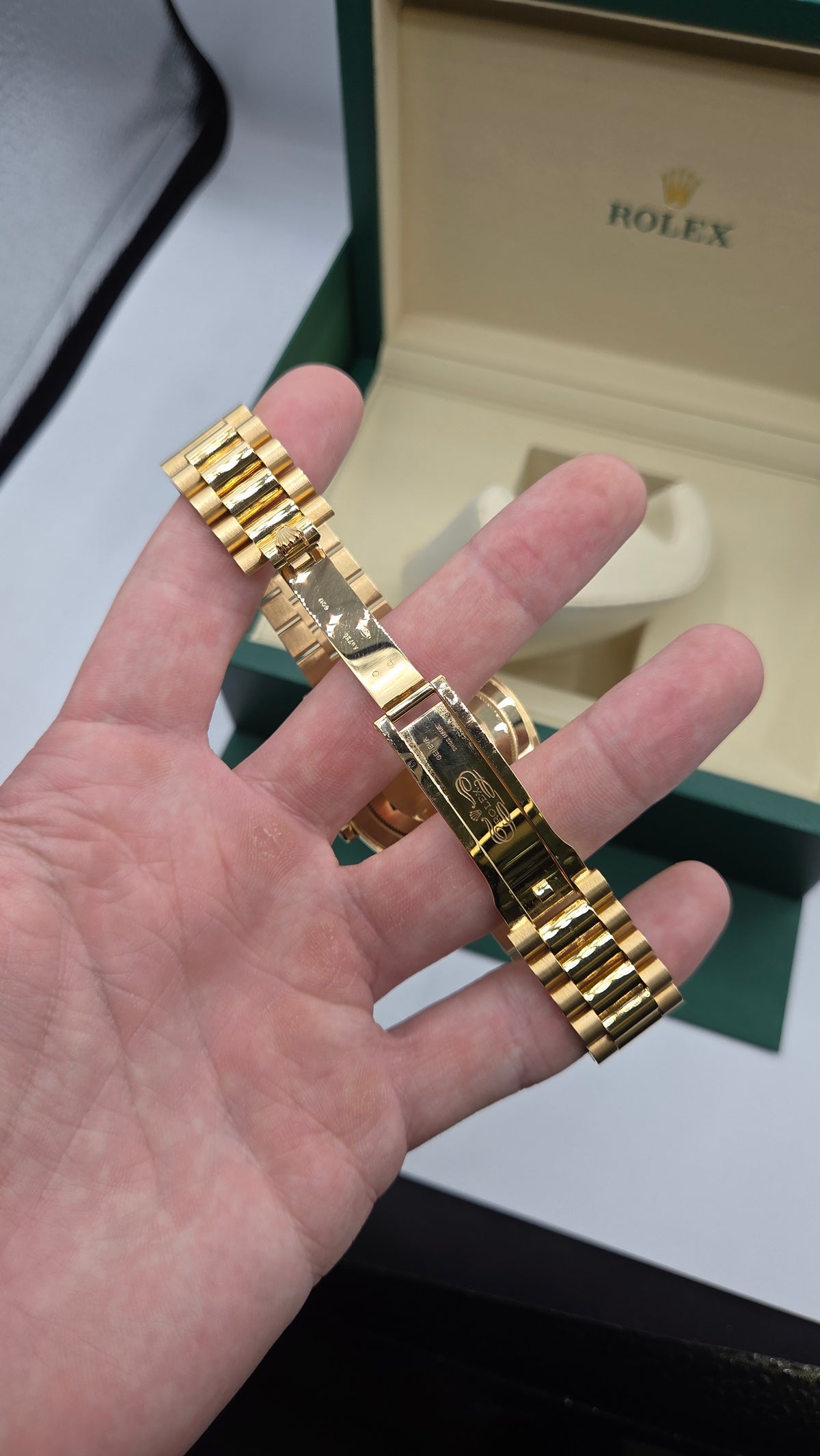 Rolex Day-Date 40mm – Yellow Gold – Champagne Dial – Fluted Bezel – President Bracelet – 228238