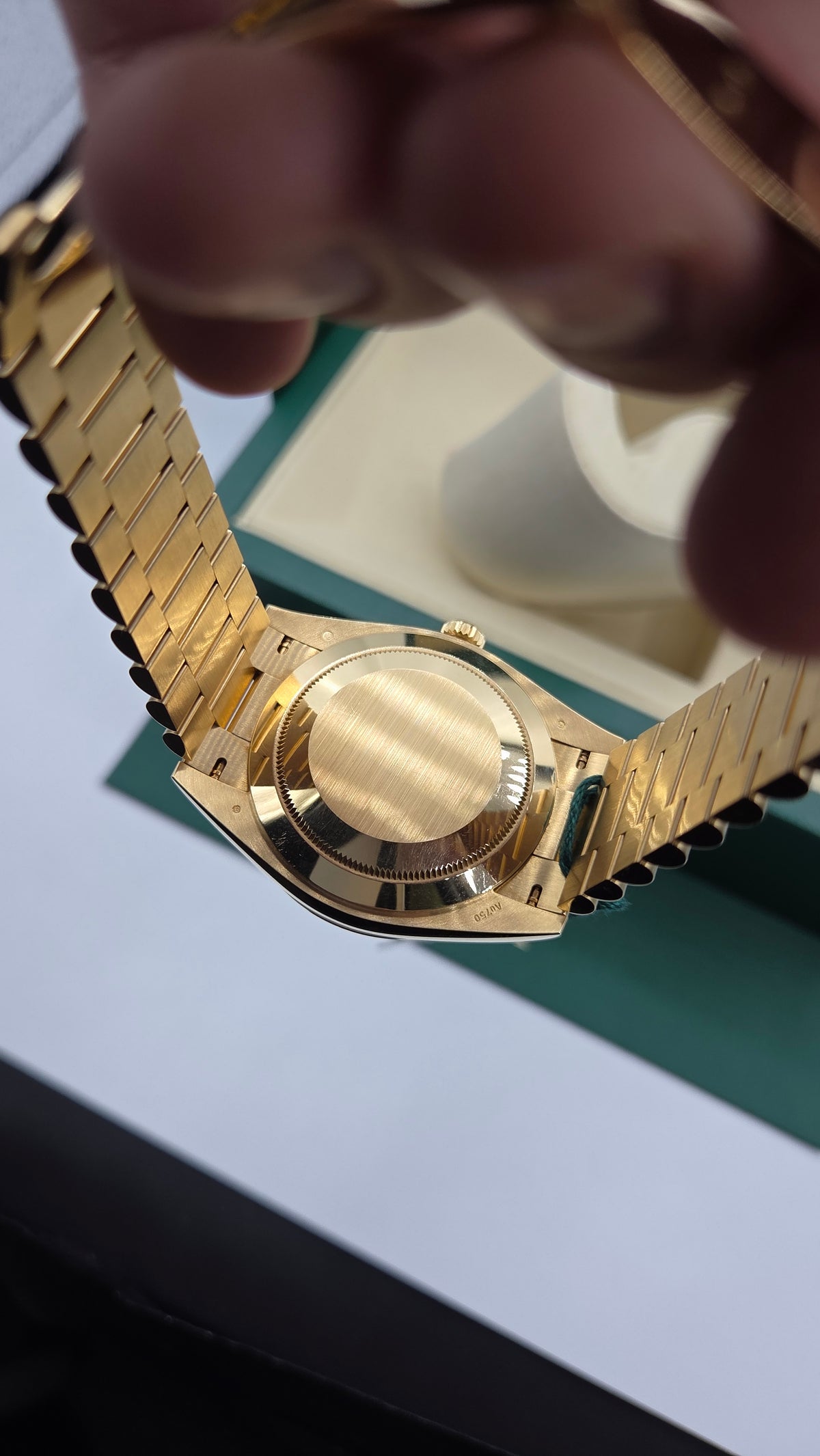 Rolex Day-Date 40mm – Yellow Gold – Champagne Dial – Fluted Bezel – President Bracelet – 228238