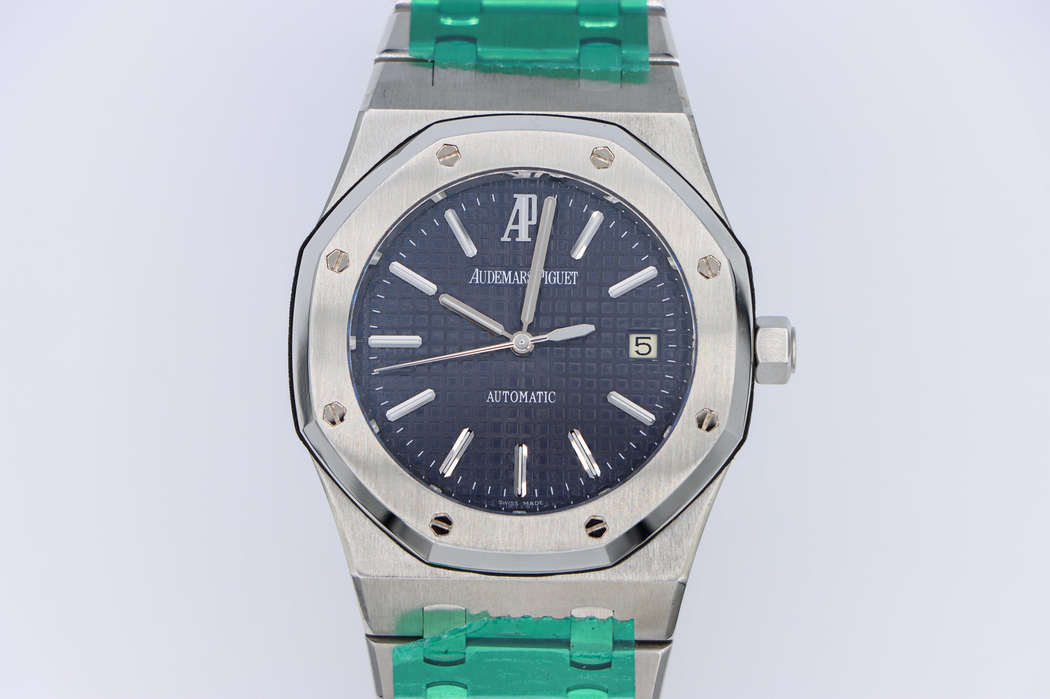 Audemars Piguet | Royal Oak | 15400ST.OO.1220ST.03 Closeup